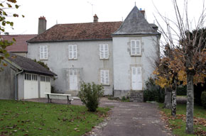 Maison à un étage avec tourelle